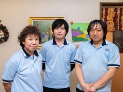 笑顔のスタッフ3人