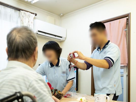 与薬するスタッフと利用者