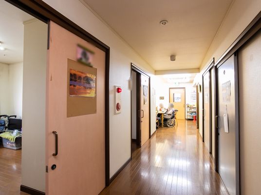 廊下と開いたドア