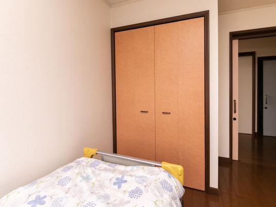 清潔な部屋のクローゼット