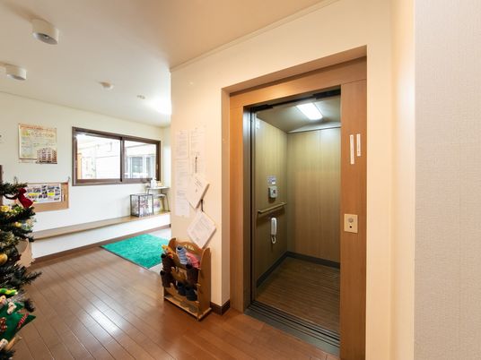 エレベーター付きの廊下