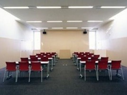 椅子が並ぶ多目的室  