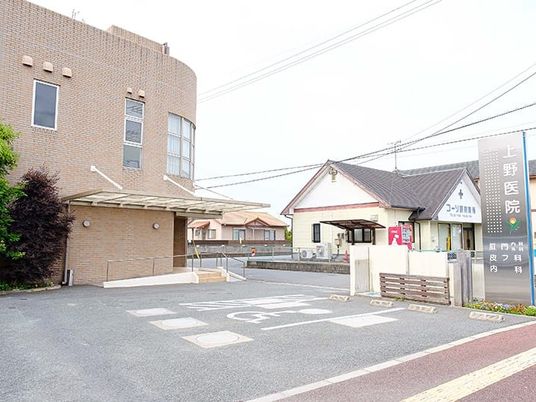 建物前の出入口  
