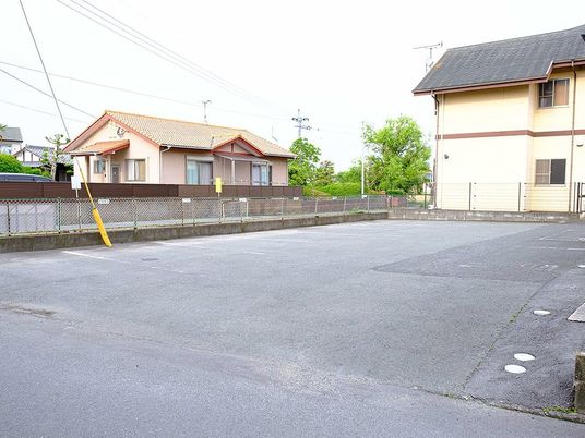 住宅街の駐車場  