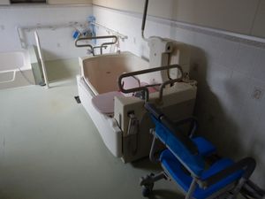 浴槽と介助椅子の浴室  