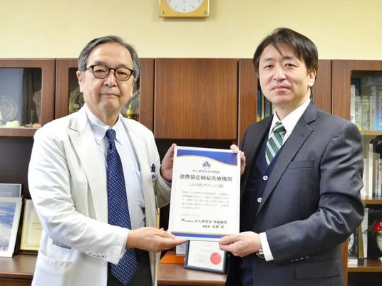 医師と男性の対面場面  