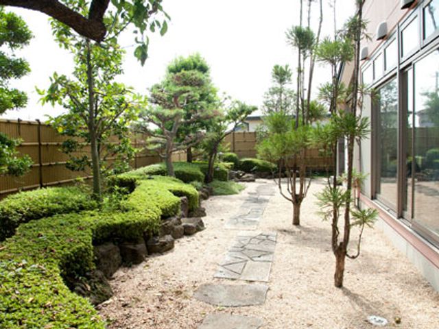 緑豊かな庭 庭 自然光がたっぷり入る庭で、心地よい時間を過ごせます。緑が多く、リラックスできる空間です。