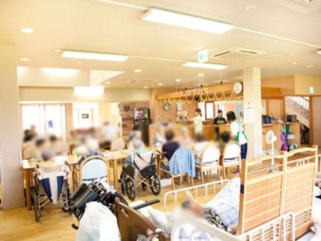 居心地の良い空間 リビング 自然光が降り注ぎ、広々としたリビングです。日常のひとときをゆったりと楽しめます。