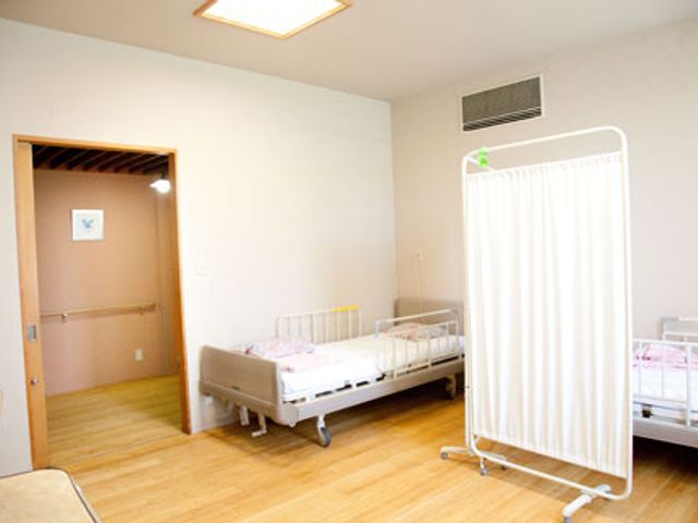 光が差し込む居室 居室 窓から自然光が入り、暖かい雰囲気の中、多目的なサポートができる居室空間です。