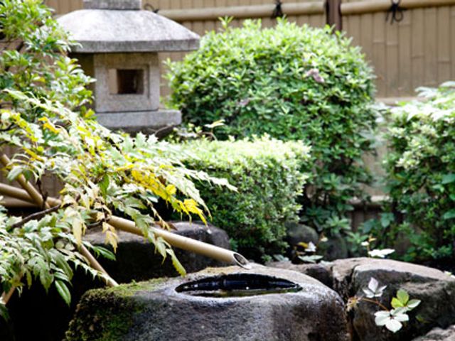 静かな庭園 庭 自然を感じながら落ち着いた雰囲気を楽しめます。石灯籠が配置された静かな場所です。