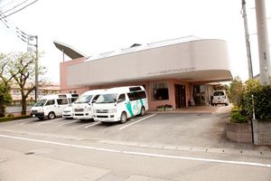送迎車が並ぶ外観