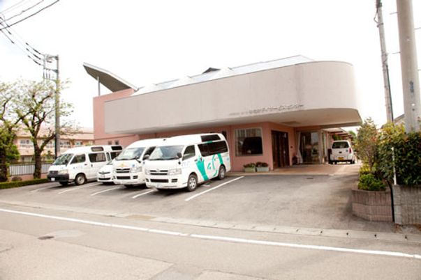 送迎車が並ぶ外観