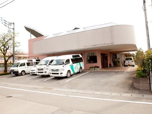 送迎車が並ぶ外観 外観 専用の送迎車が並び、ご利用者のアクセスが便利な入口付近です。