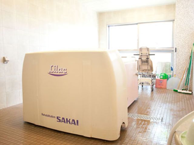 機能訓練室の様子 機能訓練室 明るい窓から自然光が差し込む機能訓練室では、最新の設備でトレーニングを行えます。