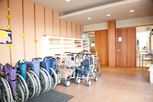 車椅子が置かれた玄関