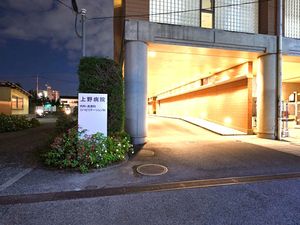 夜の建物入口  