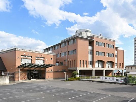 建物外観と駐車場  