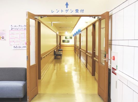 明るい廊下の受付口  
