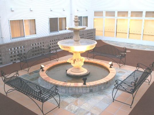 中庭の噴水とベンチ