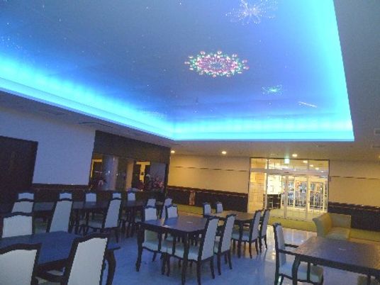 星空を思わせる食堂