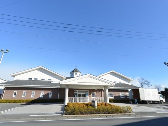 明るい外観の施設