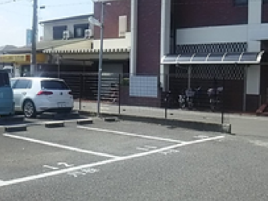 施設の外観と駐車場  