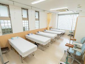 訓練用ベッドが並ぶ室内  