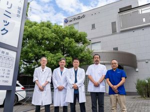 病院前のスタッフ集合  