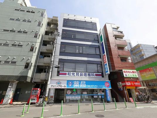 街中の建物外観  
