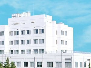 白い建物の外観  