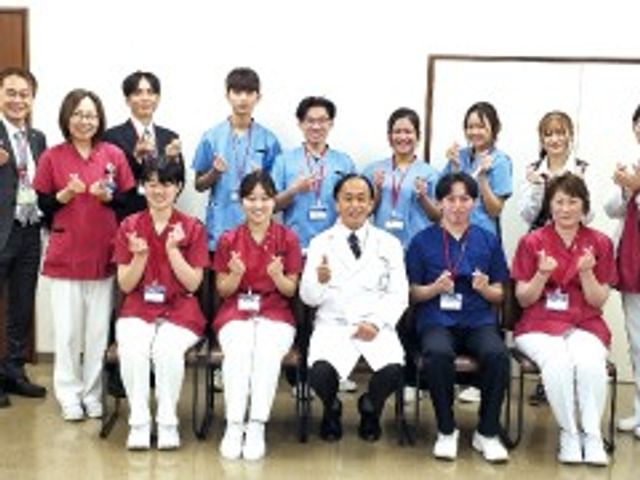 スタッフ集合 スタッフイメージ   笑顔のスタッフが並ぶ、明るく親しみやすい雰囲気です。現場のチームワークを大切にしたい方に伝わりやすい一枚です。