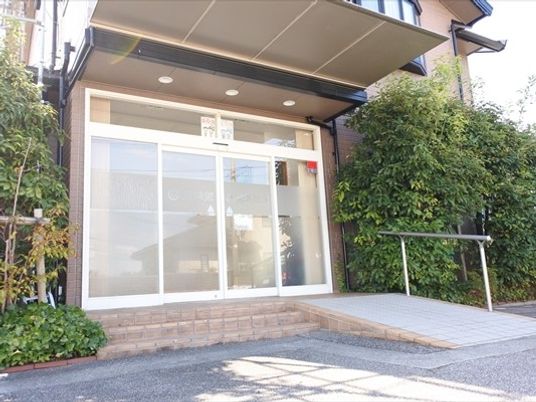 施設のエントランス  