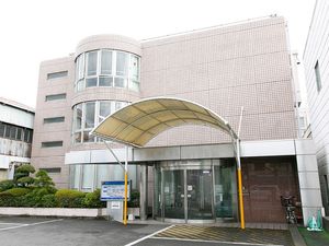 曲線屋根の玄関外観  