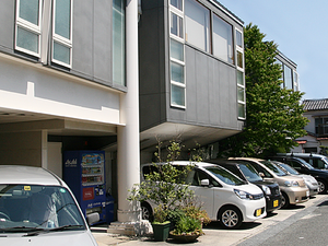 建物外観と駐車場  