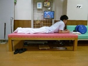 休息室でうつ伏せの男性  