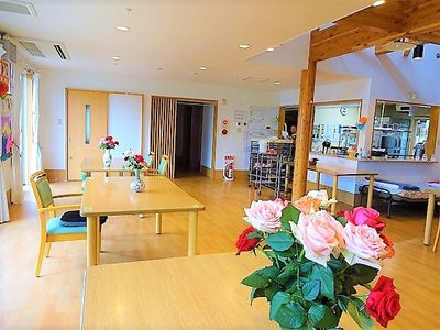 花が飾られた明るい部屋