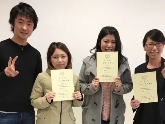 賞状を持つスタッフたちの様子  