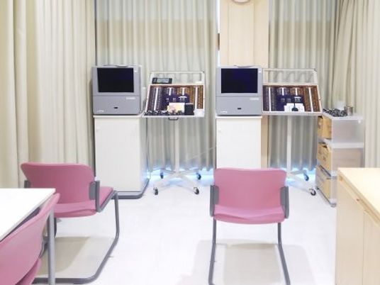 機器が並ぶ機能訓練室  
