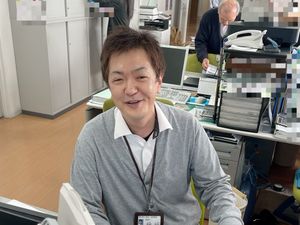 スタッフがいる事務室  