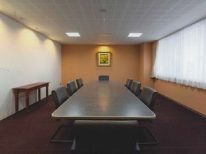 会議室のような多目的室  