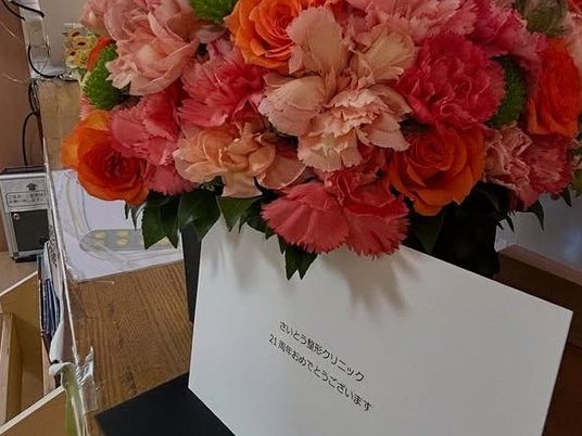 花の飾り付き案内台  