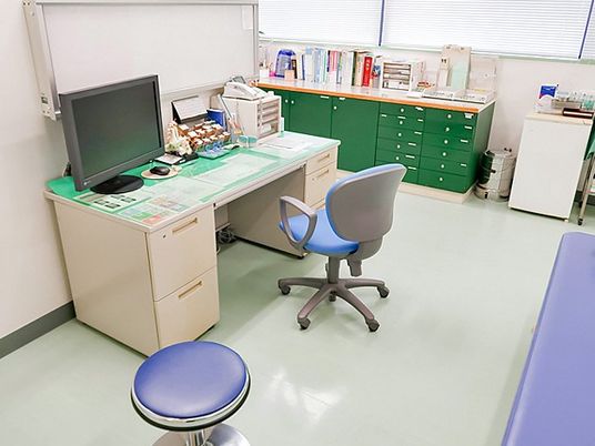 明るい診察室の机まわり  