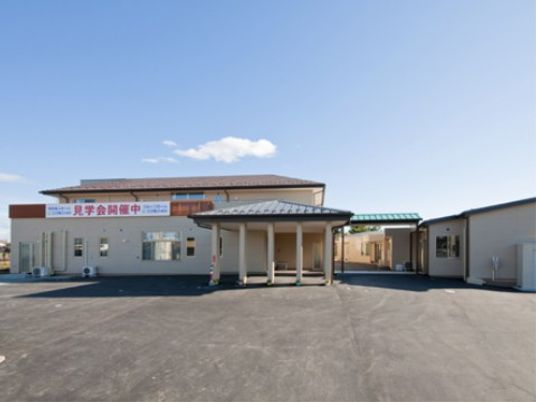 明るく広々とした施設外観