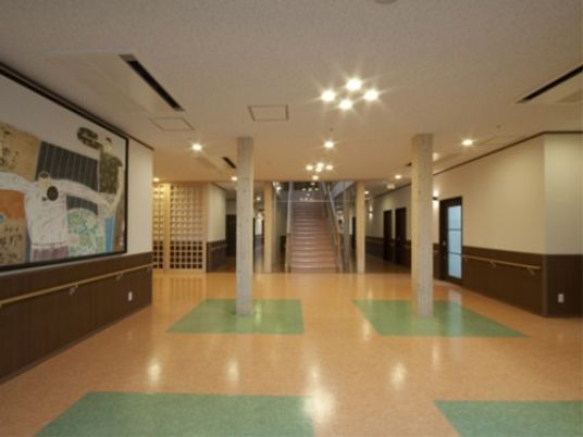 明るく広々とした廊下