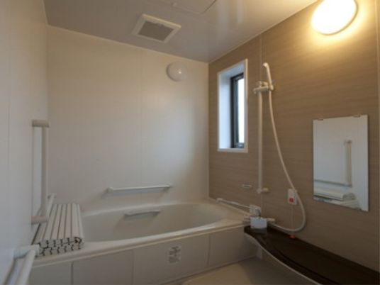バリアフリー設計の浴室