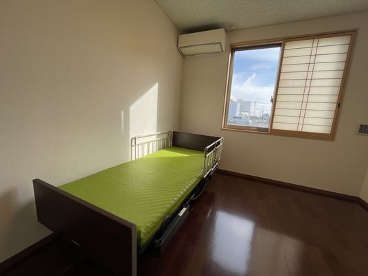 明るい個室の居室