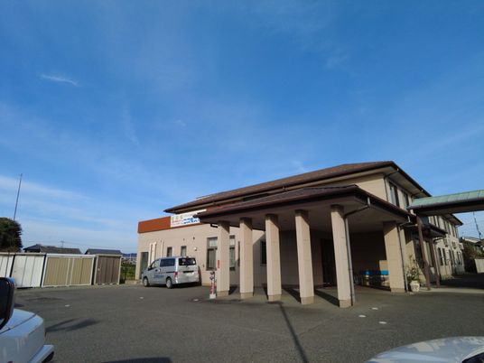 青空の下にある建物の外観