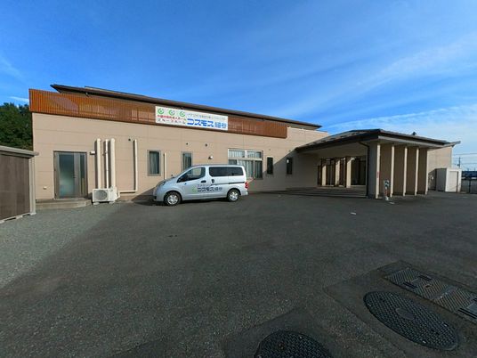 広い駐車場の外観