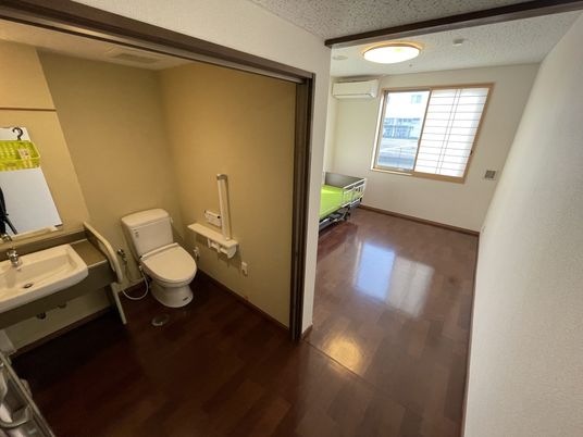 明るい居室とトイレ