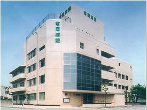 白い建物の外観  